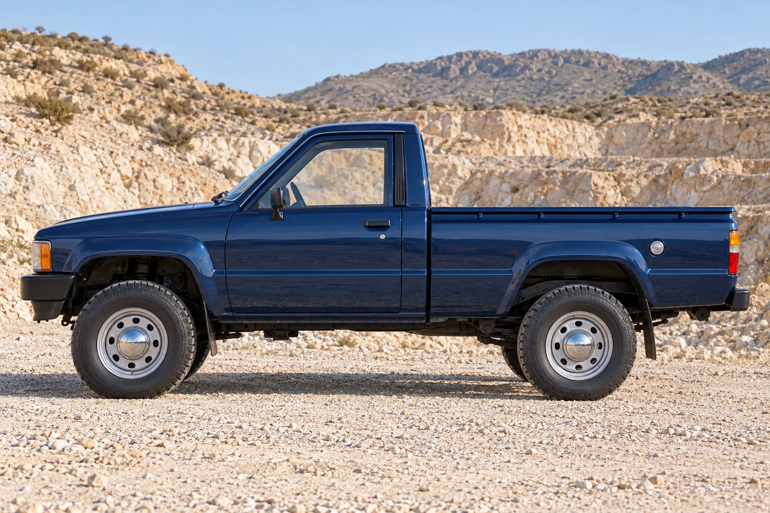 Seitenansicht (Fahrerseite) des Toyota Hilux 1 als Single Cab (mit KI erzeugt)