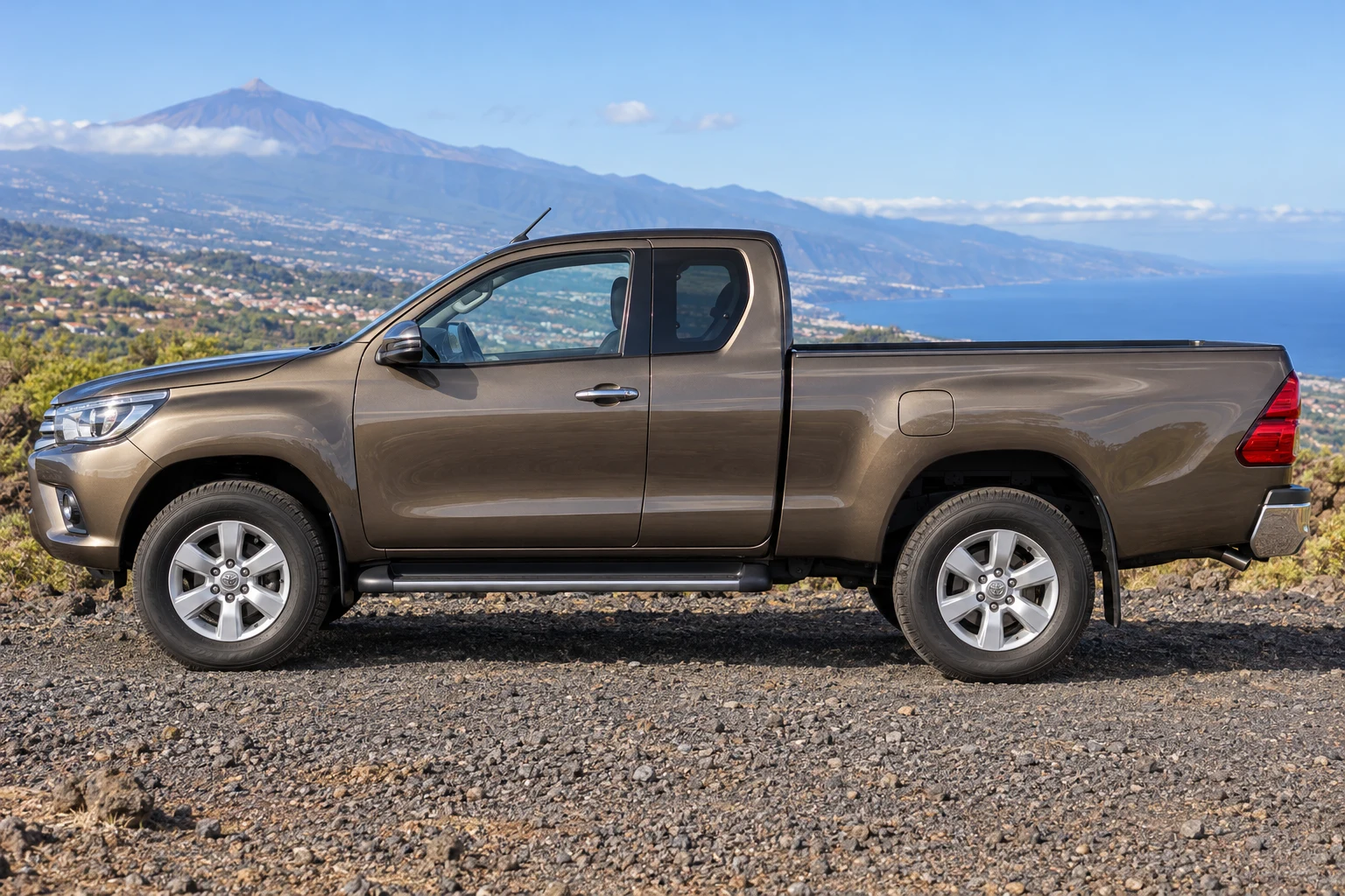 Seitenansicht (Fahrerseite) des Toyota Hilux 5 als Extra Cab (mit KI erzeugt)