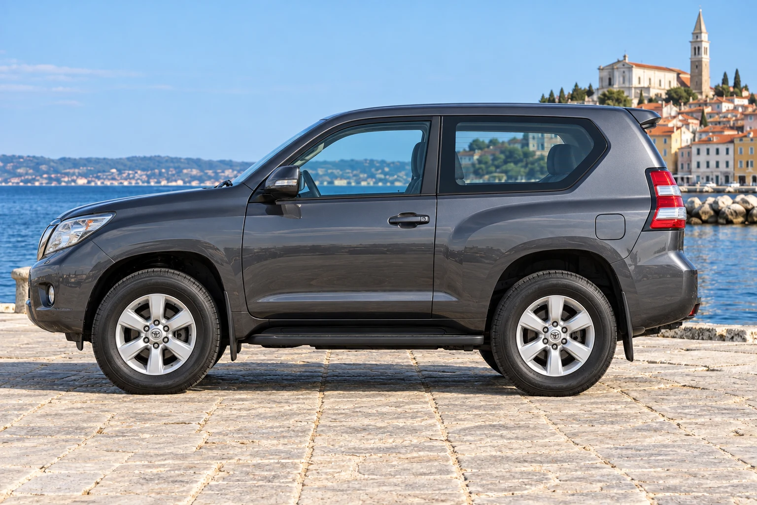 Seitenansicht (Fahrerseite) des Toyota Landcruiser J15 als 3-Türer (mit KI erzeugt)