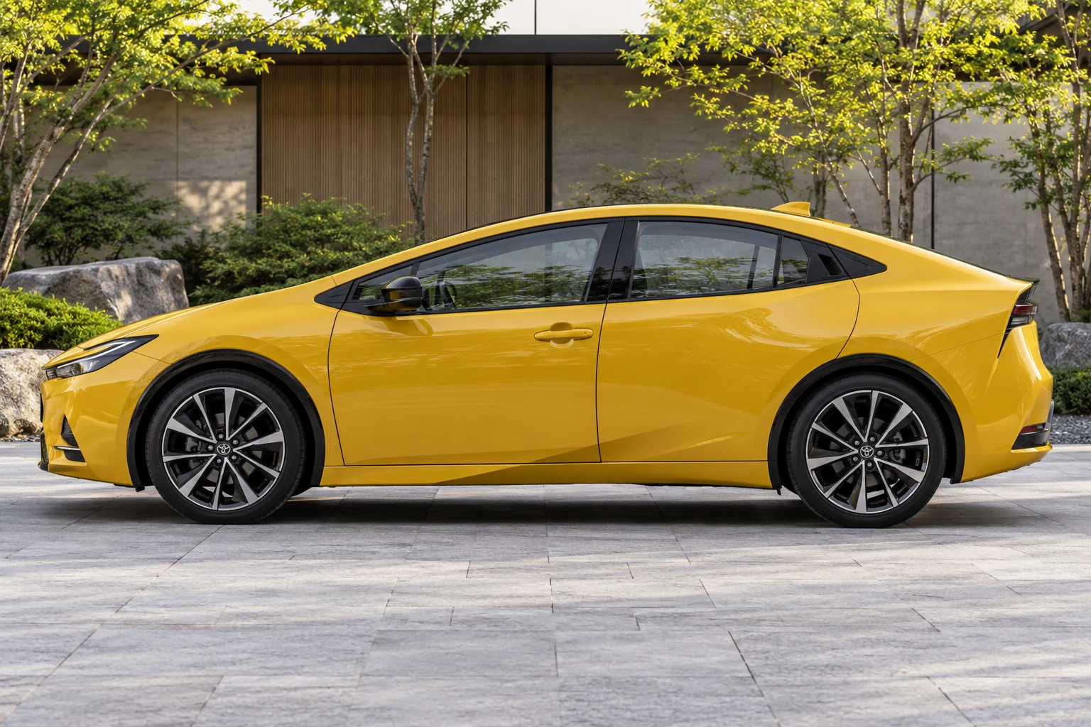 Seitenansicht (Fahrerseite) des Toyota Prius 5 als Fließheck 5-Türer (mit KI erzeugt)