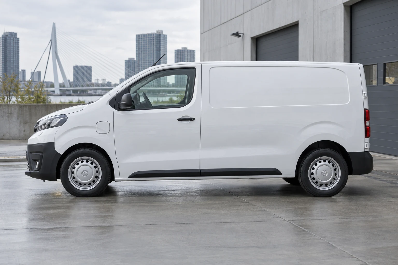 Seitenansicht (Fahrerseite) des Toyota Proace als Kastenwagen (mit KI erzeugt)