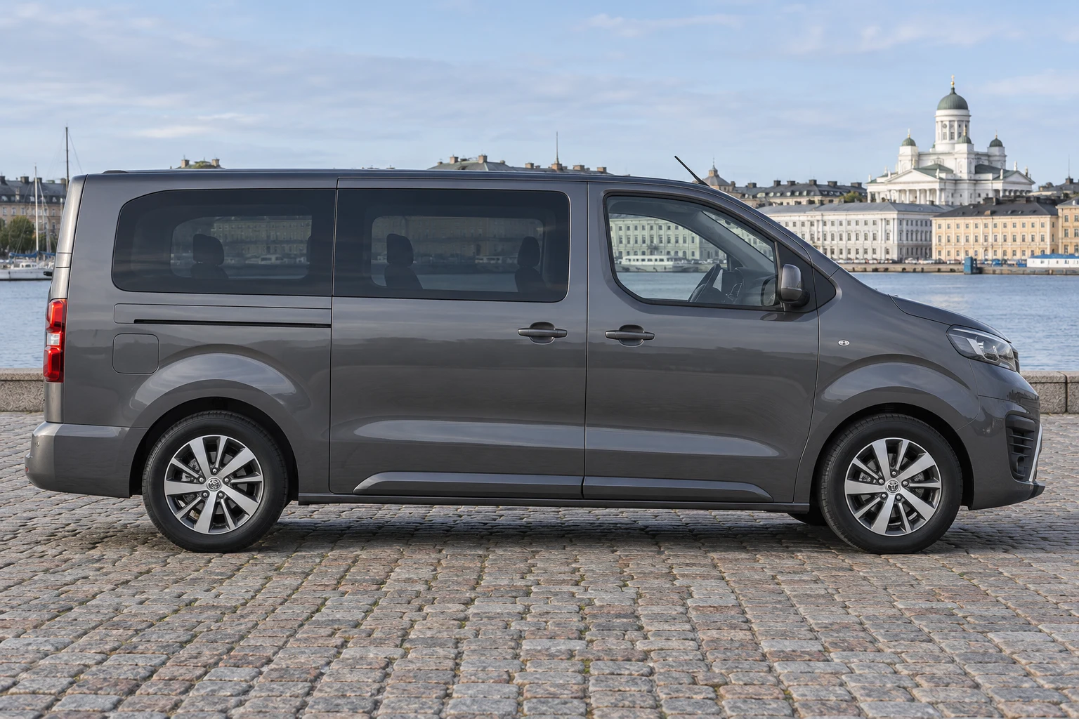 Seitenansicht (Fahrerseite) des Toyota Proace Verso als Long (L2) (mit KI erzeugt)