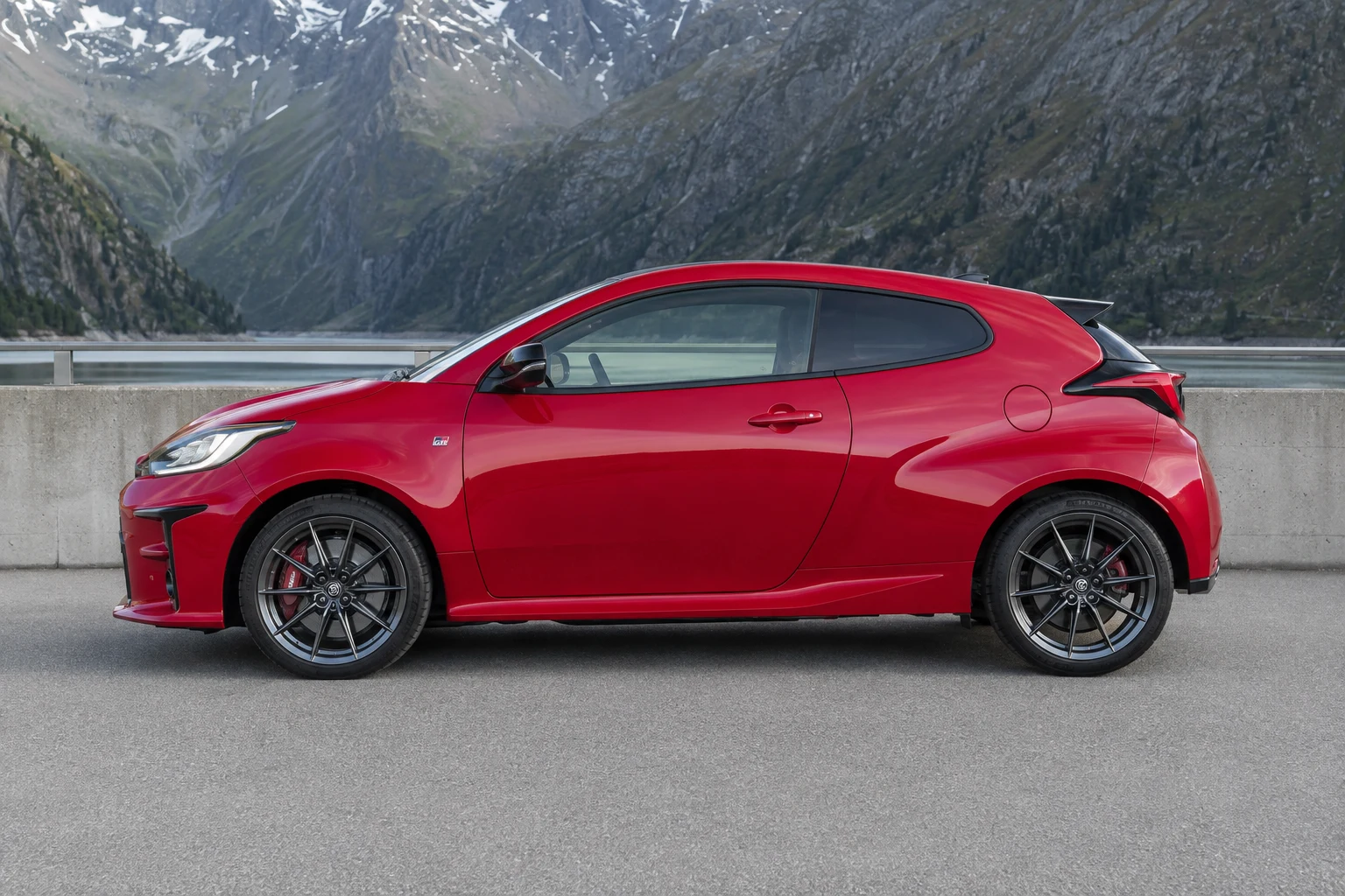Seitenansicht (Fahrerseite) des Toyota Yaris 4. Gen als GR Yaris (3-Türer Allrad) (mit KI erzeugt)
