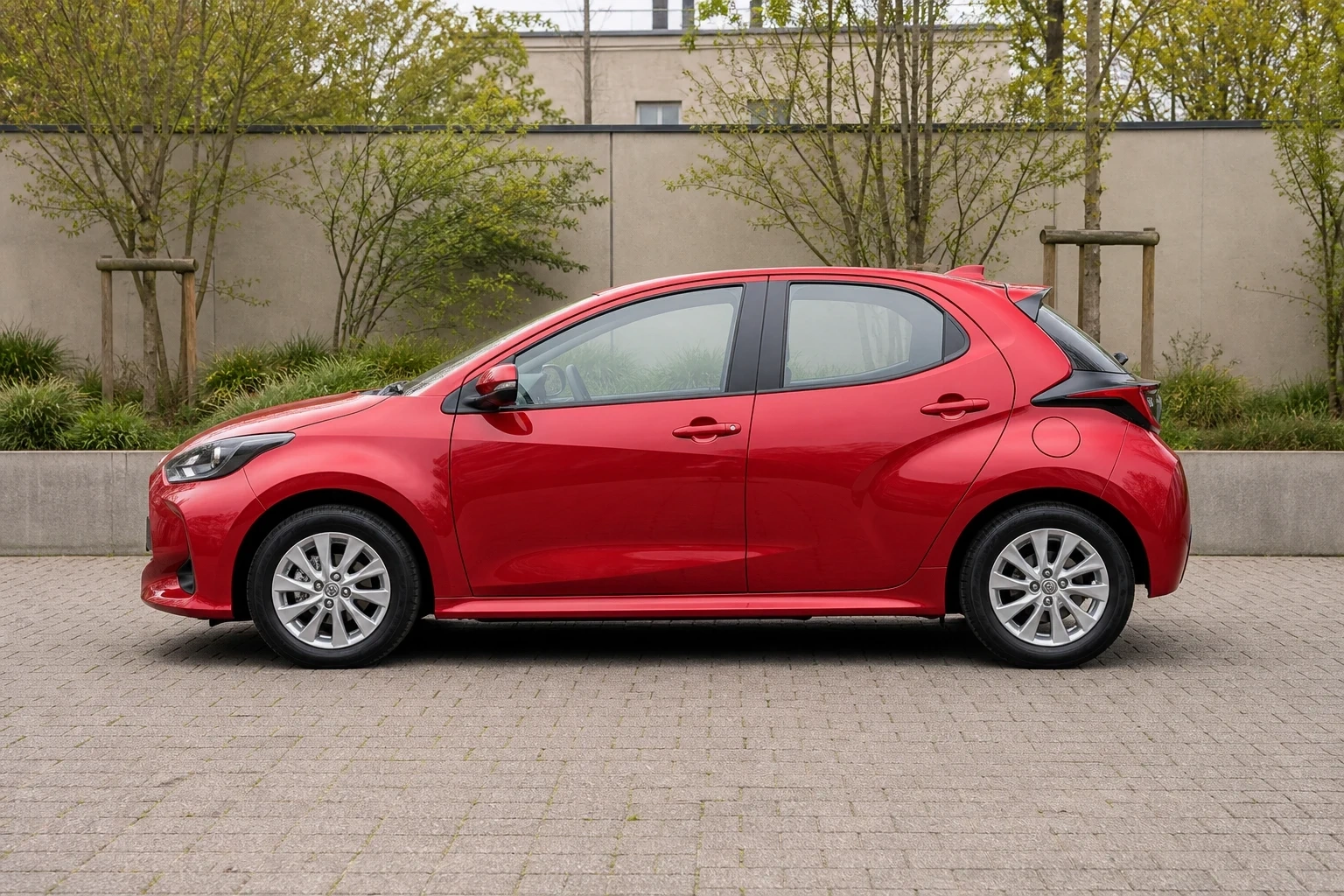 Seitenansicht (Fahrerseite) des Toyota Yaris 4. Gen als 5-Türer (mit KI erzeugt)