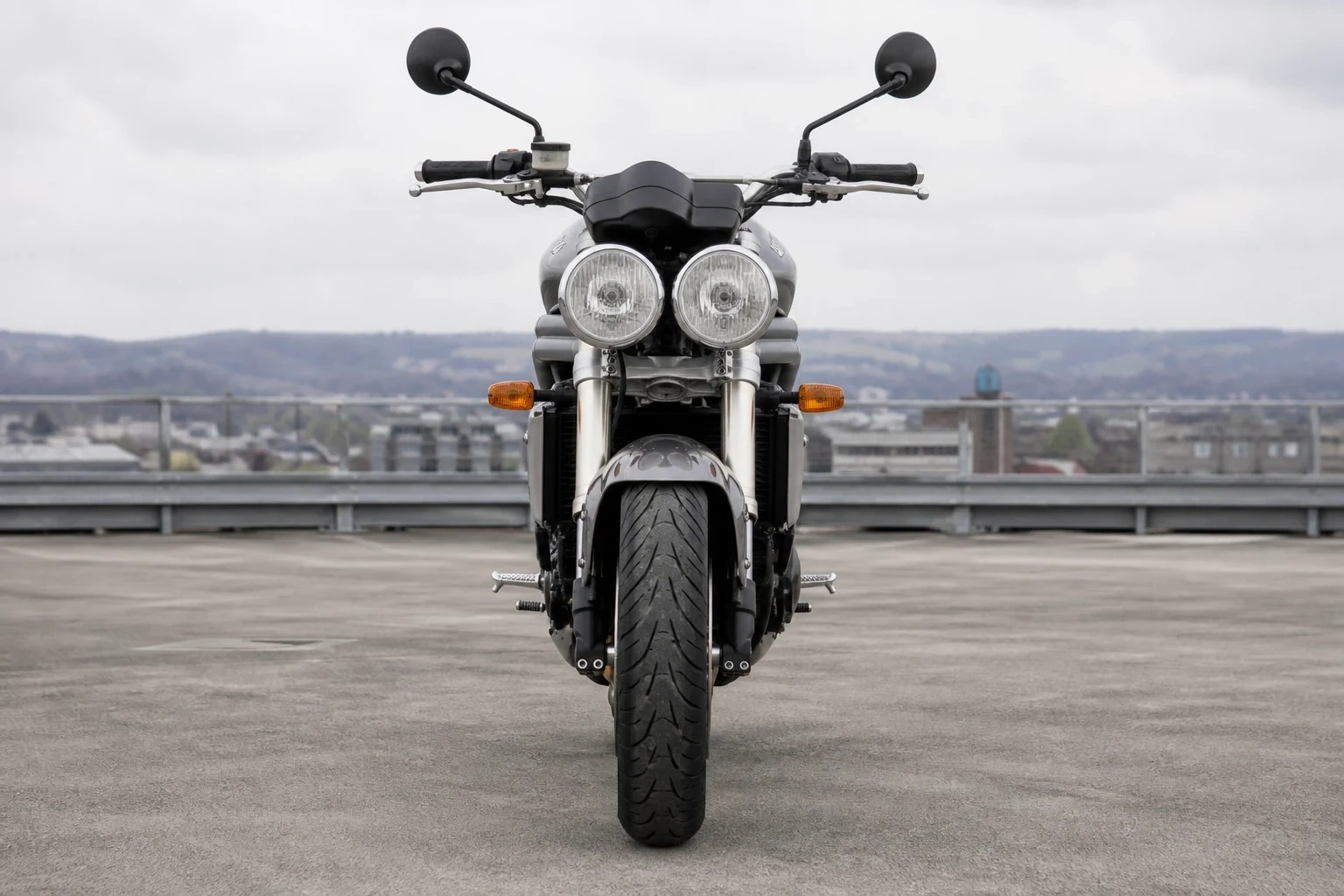 Speed-Triple Naked (mit KI erzeugt)