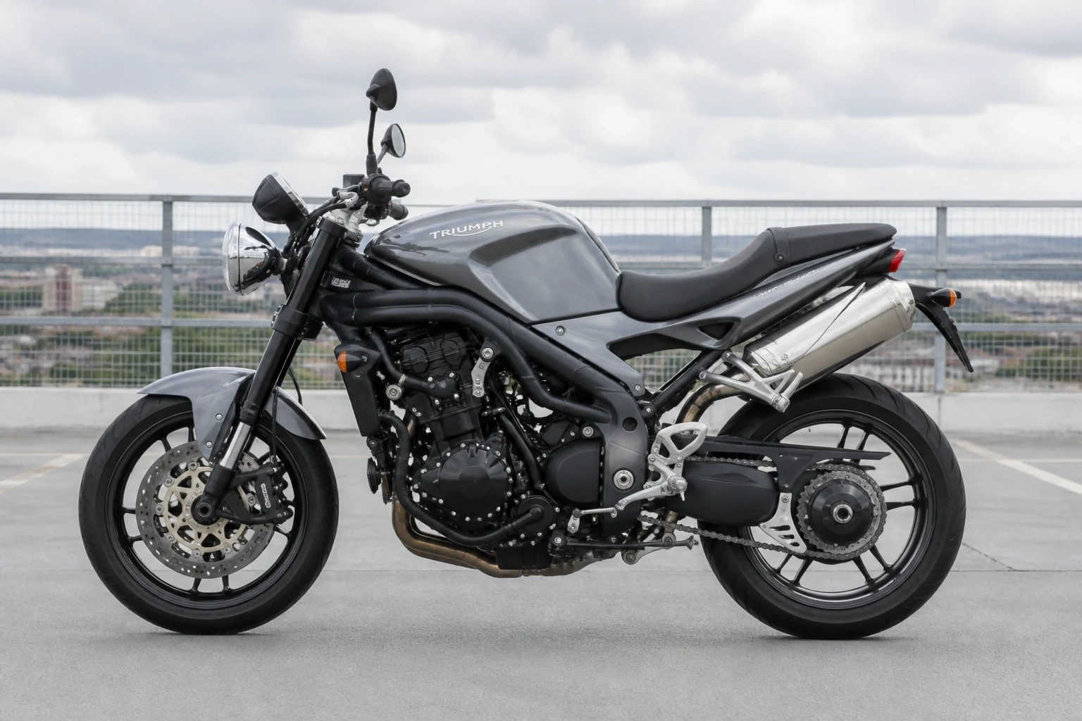Seitenansicht (Fahrerseite) der Triumph Speed-Triple als Naked Bike (mit KI erzeugt)