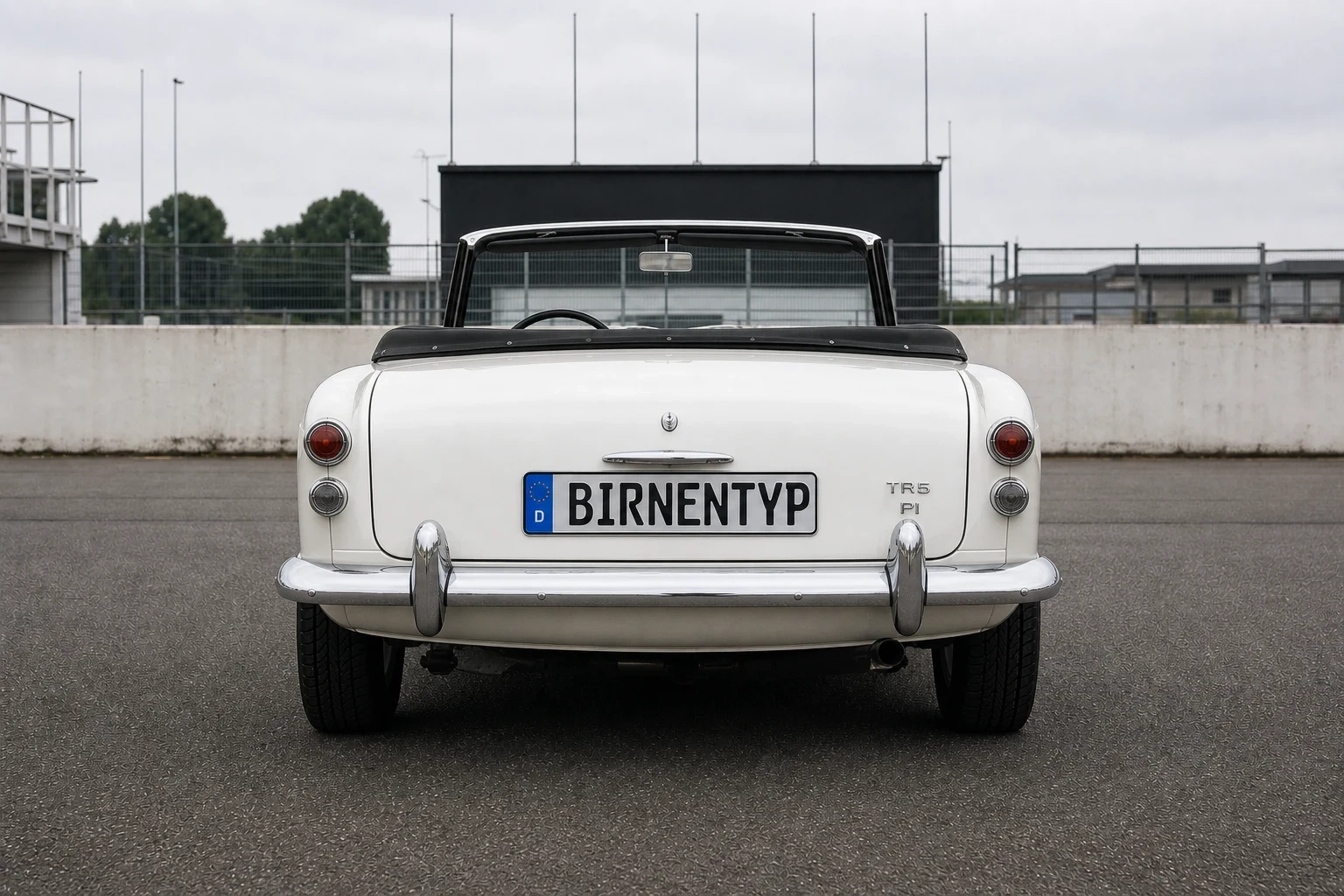 Heck-Ansicht des Triumph TR5 (mit KI erzeugt)