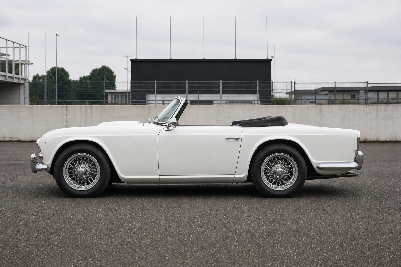 Seitenansicht (Fahrerseite) des Triumph TR5 als Roadster (mit KI erzeugt)
