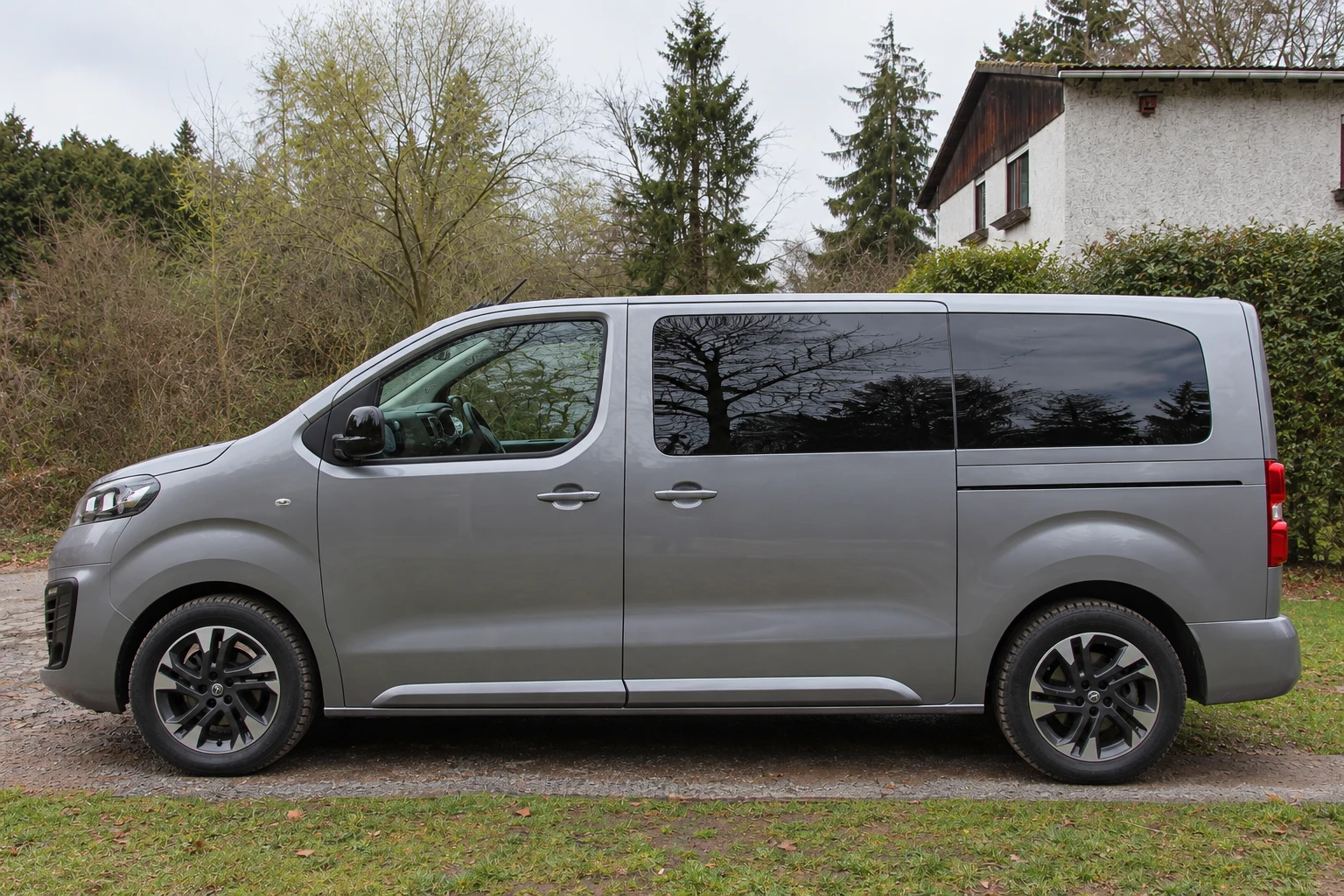 Seitenansicht (Fahrerseite) des Vauxhall Vivaro Life als Transporter, Van (mit KI erzeugt)