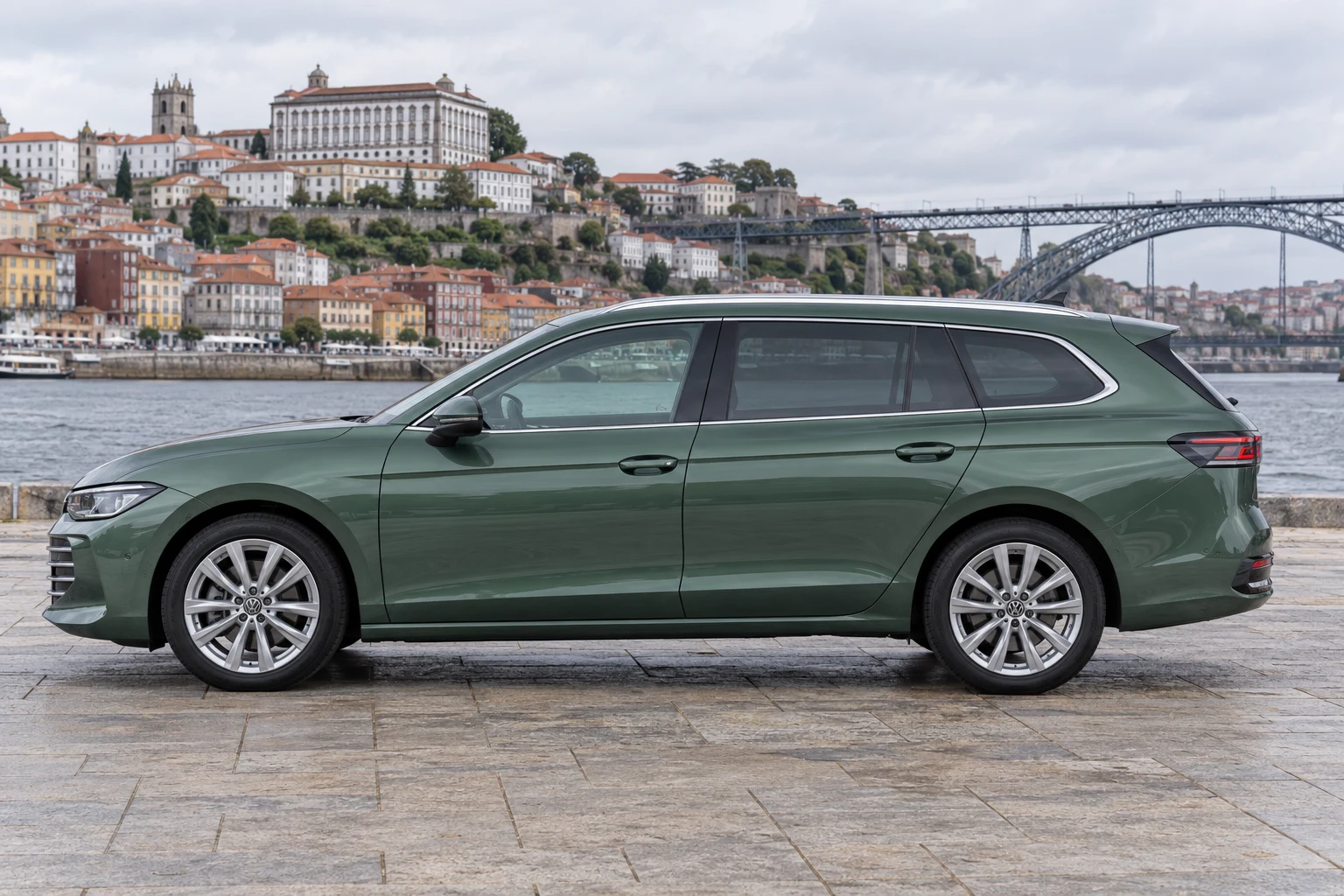 Seitenansicht (Fahrerseite) des VW Passat 9 als Kombi (mit KI erzeugt)