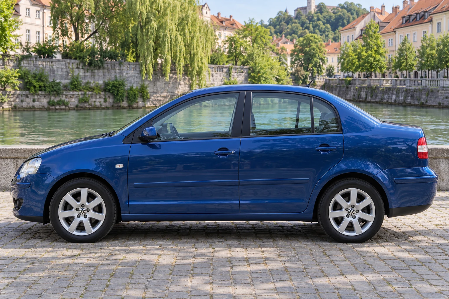 Seitenansicht (Fahrerseite) des VW Polo 4 Facelift als Limousine (mit KI erzeugt)