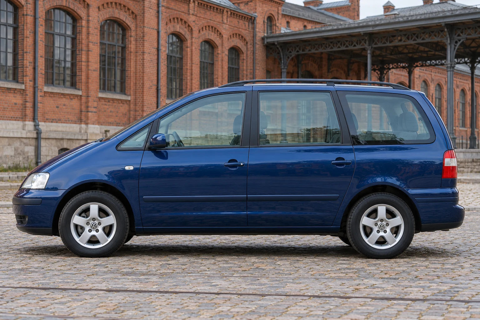 Seitenansicht (Fahrerseite) des VW Sharan 1 als Van (mit KI erzeugt)