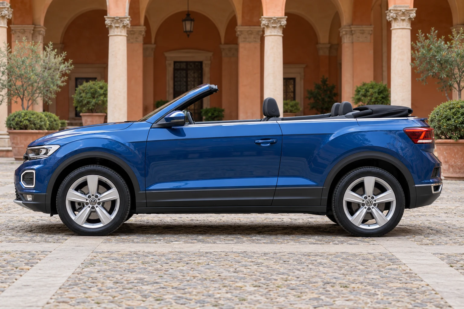 Seitenansicht (Fahrerseite) des VW T-Roc 1 als Cabriolet (mit KI erzeugt)