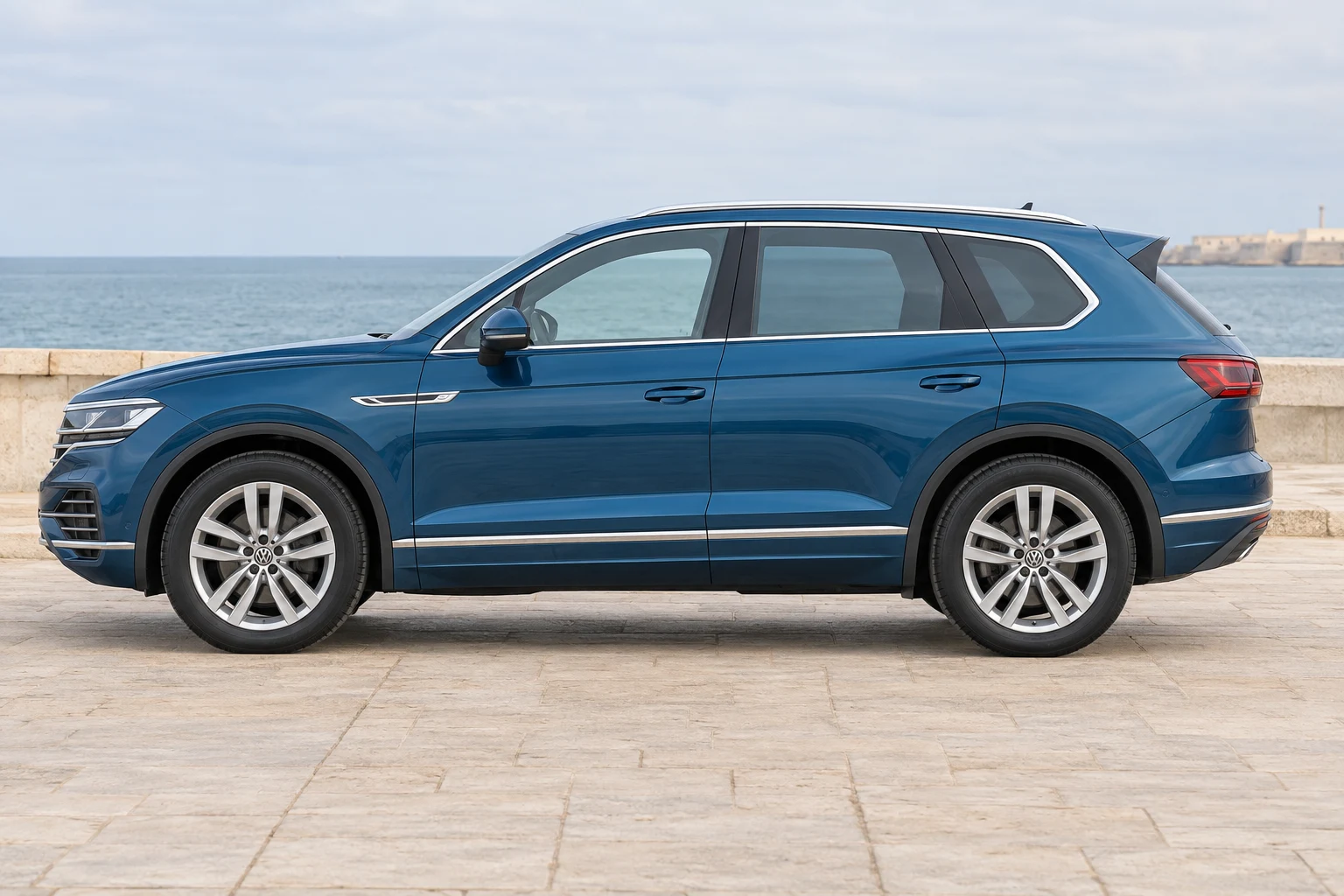 Seitenansicht (Fahrerseite) des VW Touareg 3 als SUV (mit KI erzeugt)