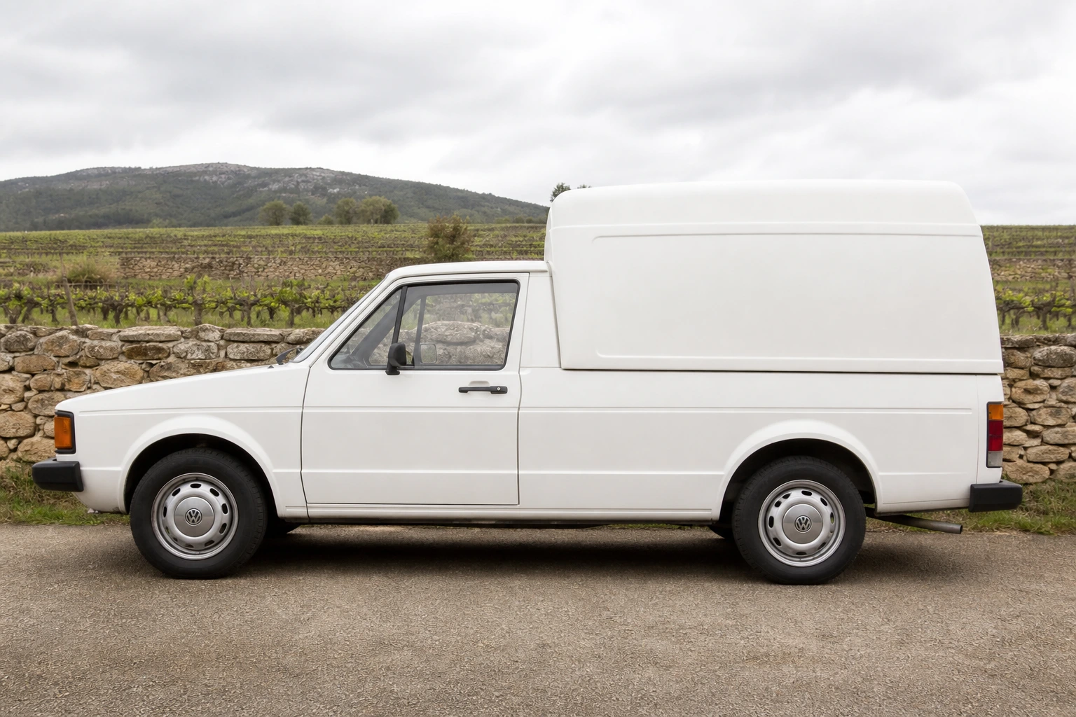 Seitenansicht (Fahrerseite) des VW Caddy 1 als Kastenwagen (mit Hardtop-Aufbau) (mit KI erzeugt)
