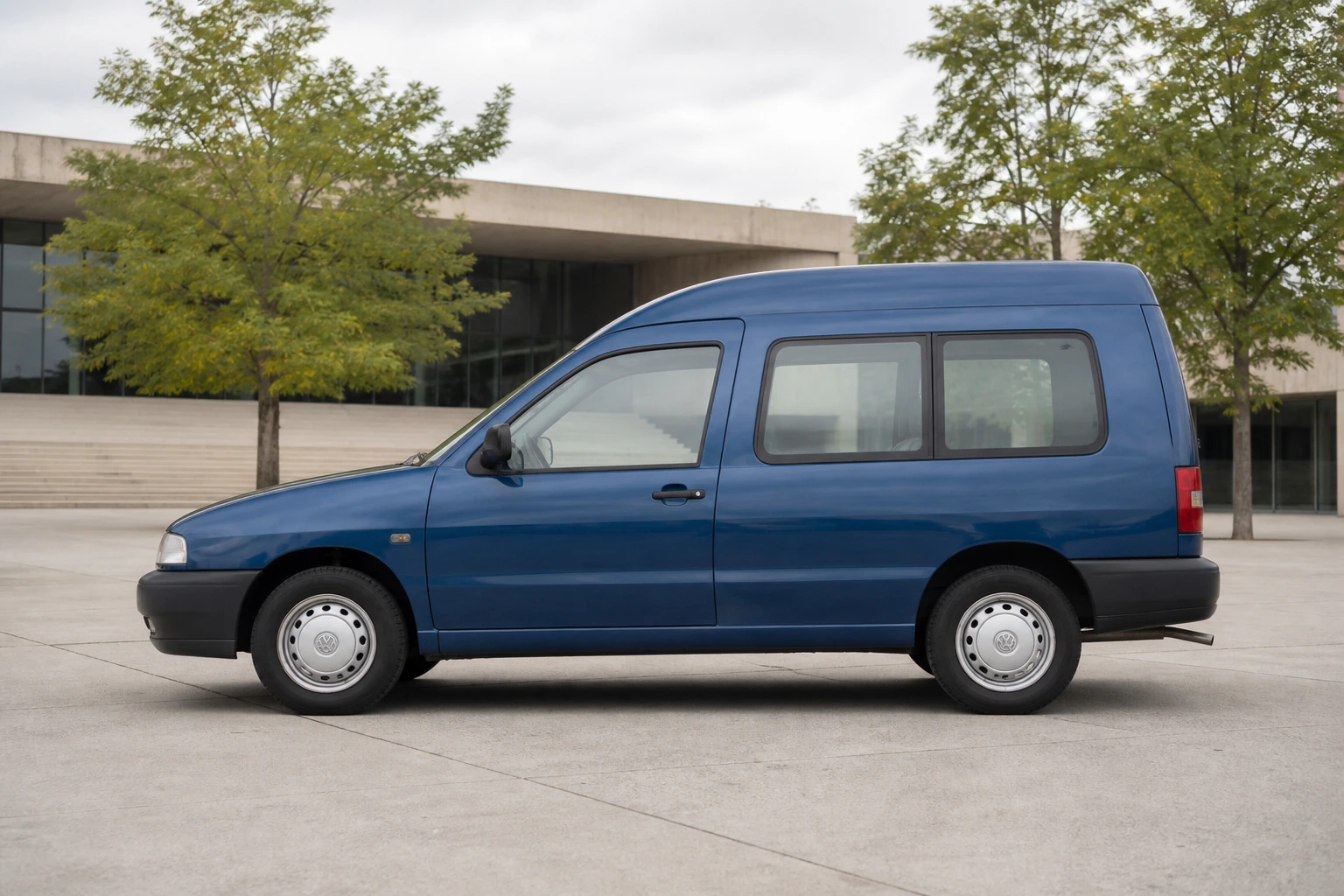 Seitenansicht (Fahrerseite) des VW Caddy 2 als Kastenwagen / Kombi (Typ 9KV) (mit KI erzeugt)
