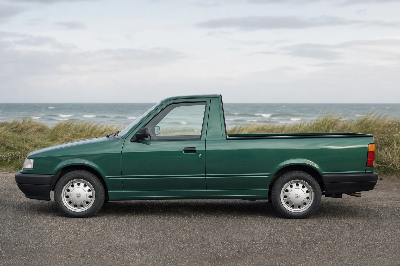 Seitenansicht (Fahrerseite) des VW Caddy 2 als Pick-up (Typ 9U) (mit KI erzeugt)