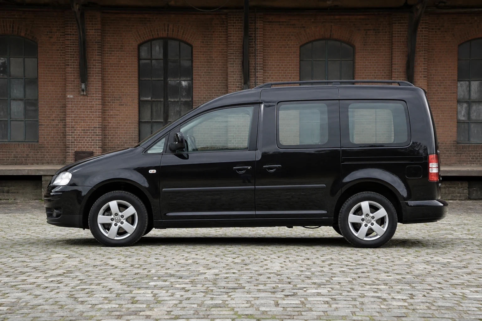 Seitenansicht (Fahrerseite) des VW Caddy 3. Gen (VOR Facelift) als Hochdachkombi (mit KI erzeugt)