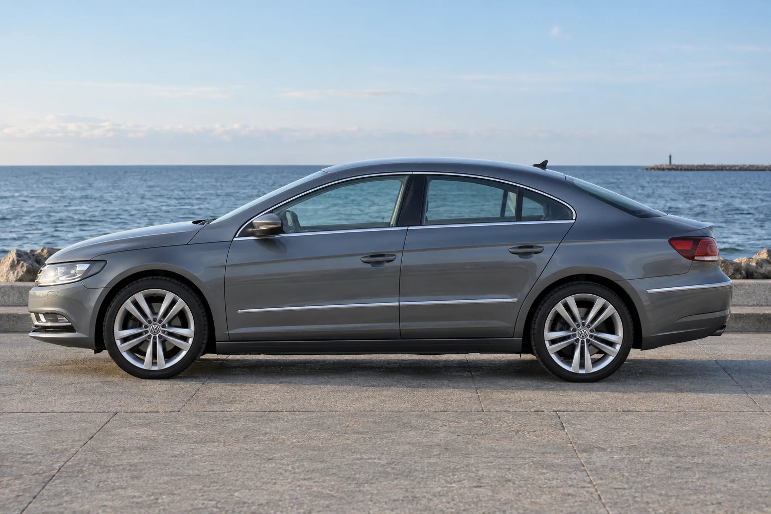 Seitenansicht (Fahrerseite) des VW CC 1 Facelift als Coupe-Limousine (mit KI erzeugt)