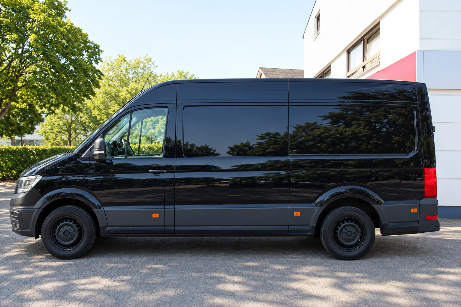 Seitenansicht (Fahrerseite) des VW Crafter 2. Gen., Transporter / Van als Kastenwagen / Bus / Wohnmobil (mit KI erzeugt)