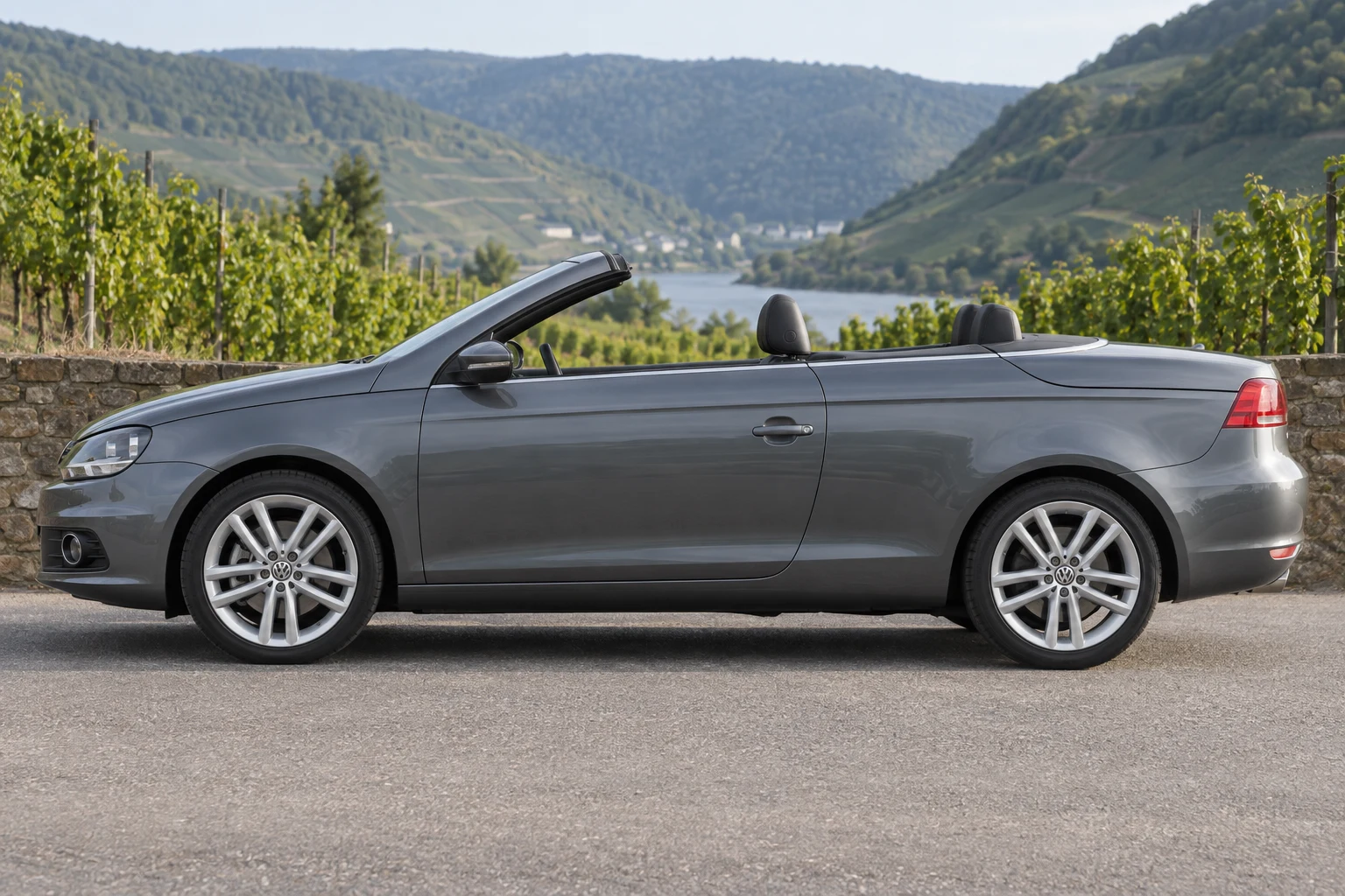 Seitenansicht (Fahrerseite) des VW EOS 1 als Cabriolet (mit KI erzeugt)