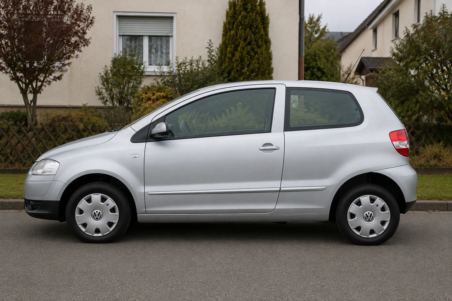 Seitenansicht (Fahrerseite) des VW Fox als 3-, 5-Türer (mit KI erzeugt)