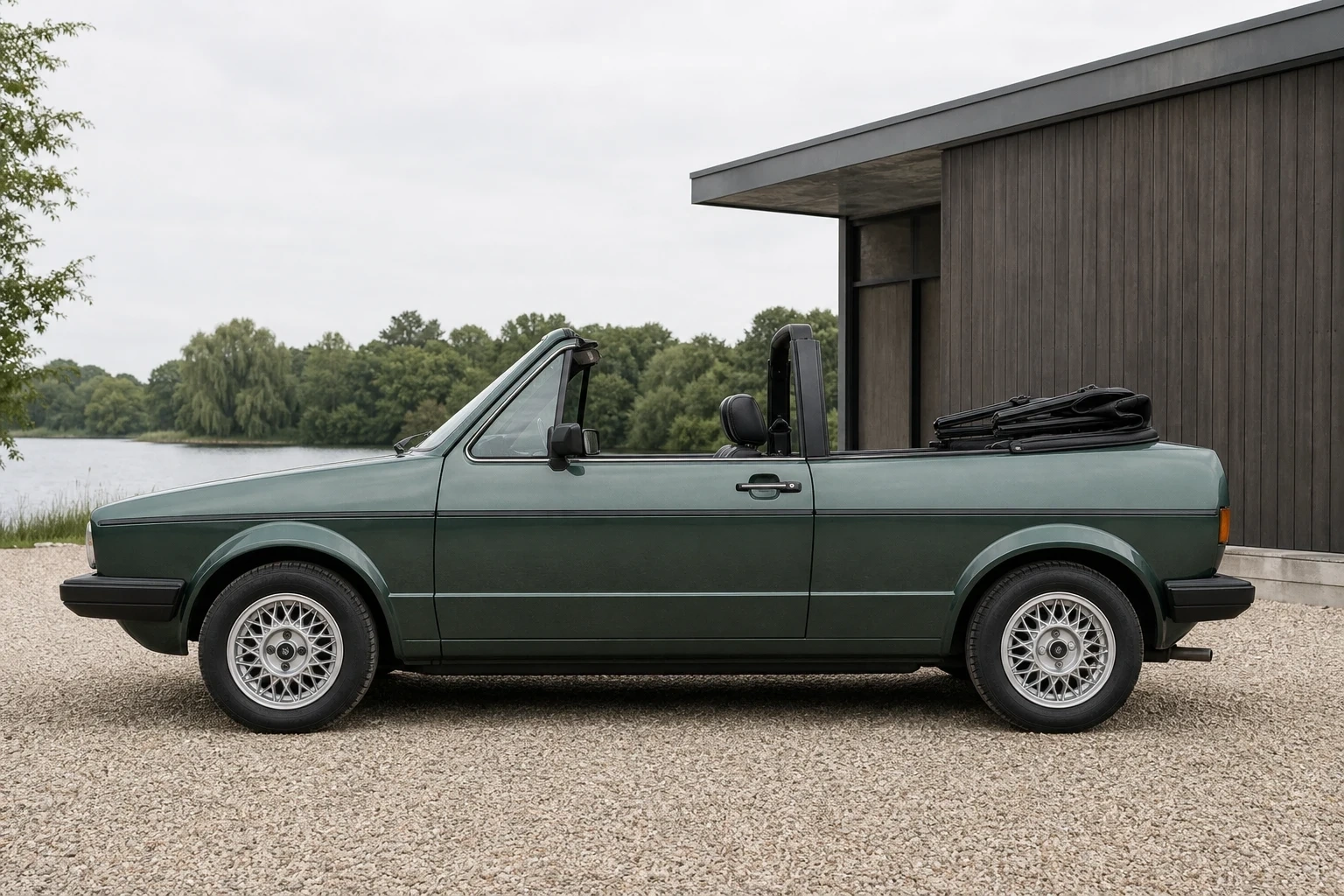 Seitenansicht (Fahrerseite) des VW Golf 1 als Cabriolet (mit KI erzeugt)