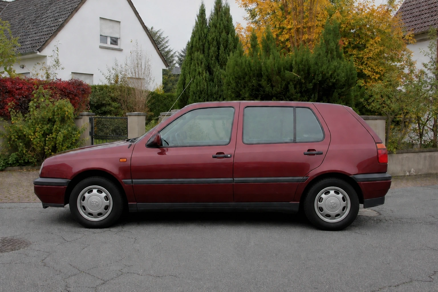 Seitenansicht (Fahrerseite) des VW Golf 3 als 5-Türer (mit KI erzeugt)