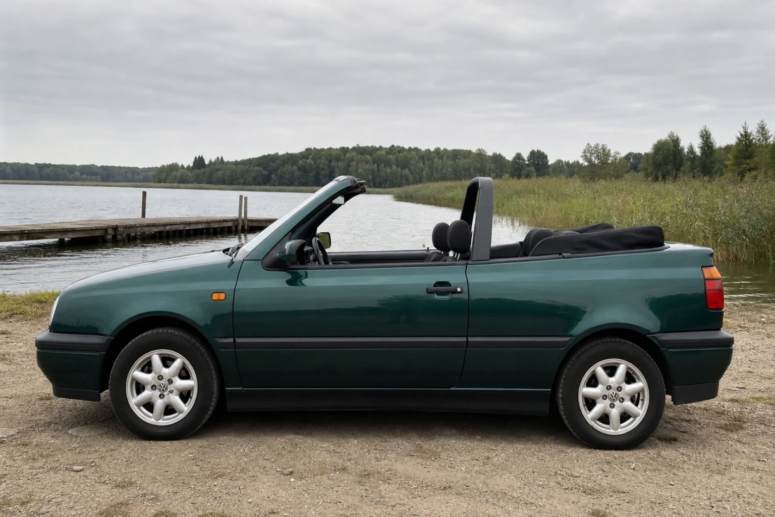 Seitenansicht (Fahrerseite) des VW Golf 3 als Cabriolet (mit KI erzeugt)