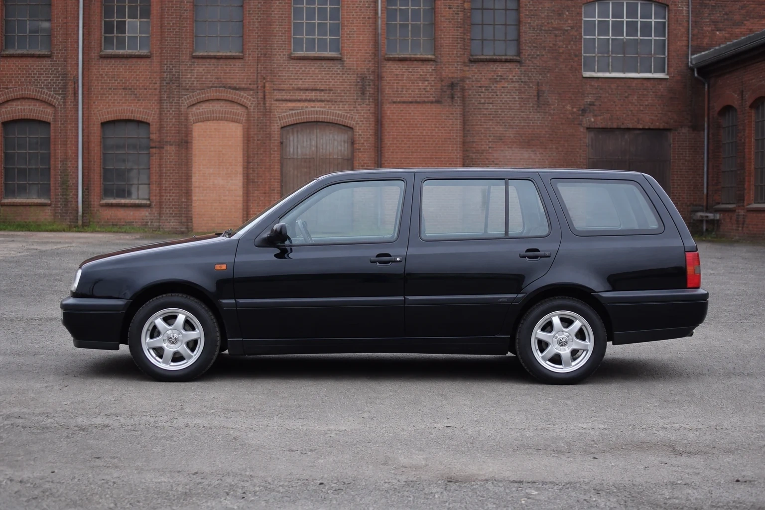Seitenansicht (Fahrerseite) des VW Golf 3 als Variant/Kombi (mit KI erzeugt)