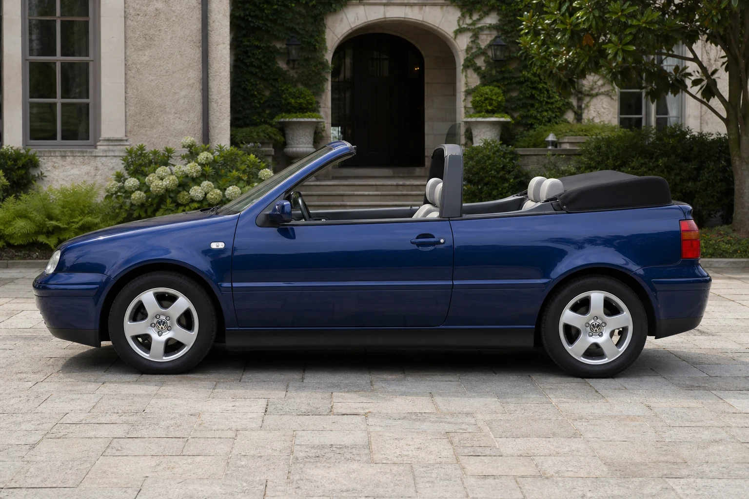 Seitenansicht (Fahrerseite) des VW Golf IV als Cabriolet (auf Golf 3 Basis) (mit KI erzeugt)