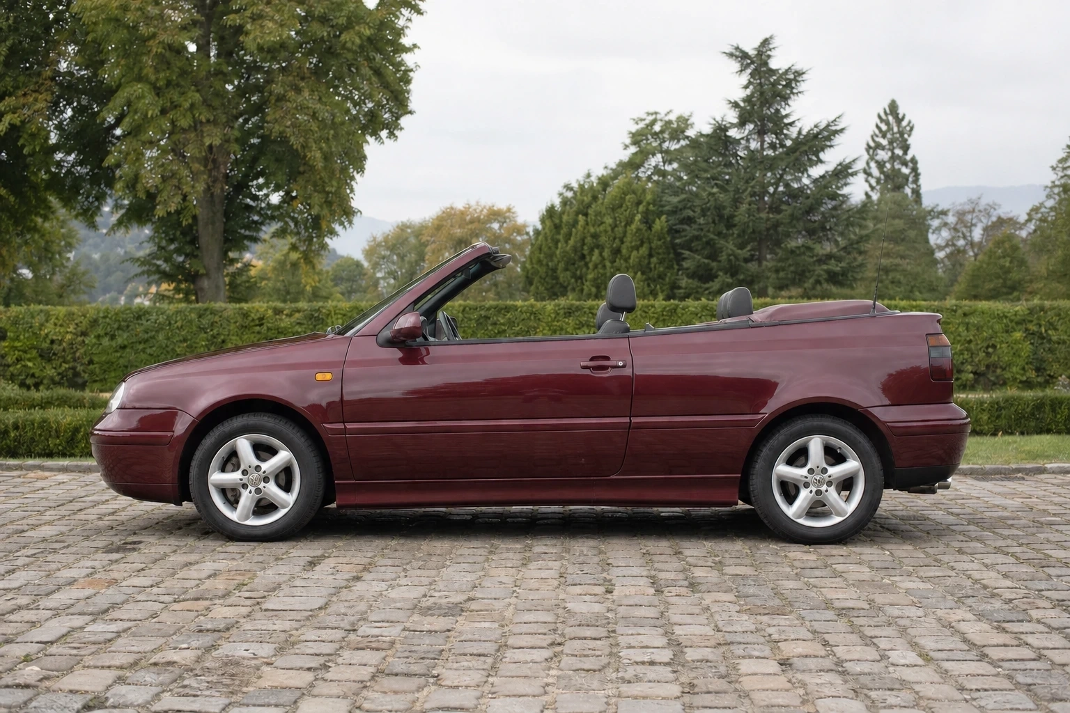 Seitenansicht (Fahrerseite) des VW Golf 3 als Golf IV Cabriolet (basiert auf Golf 3) (mit KI erzeugt)