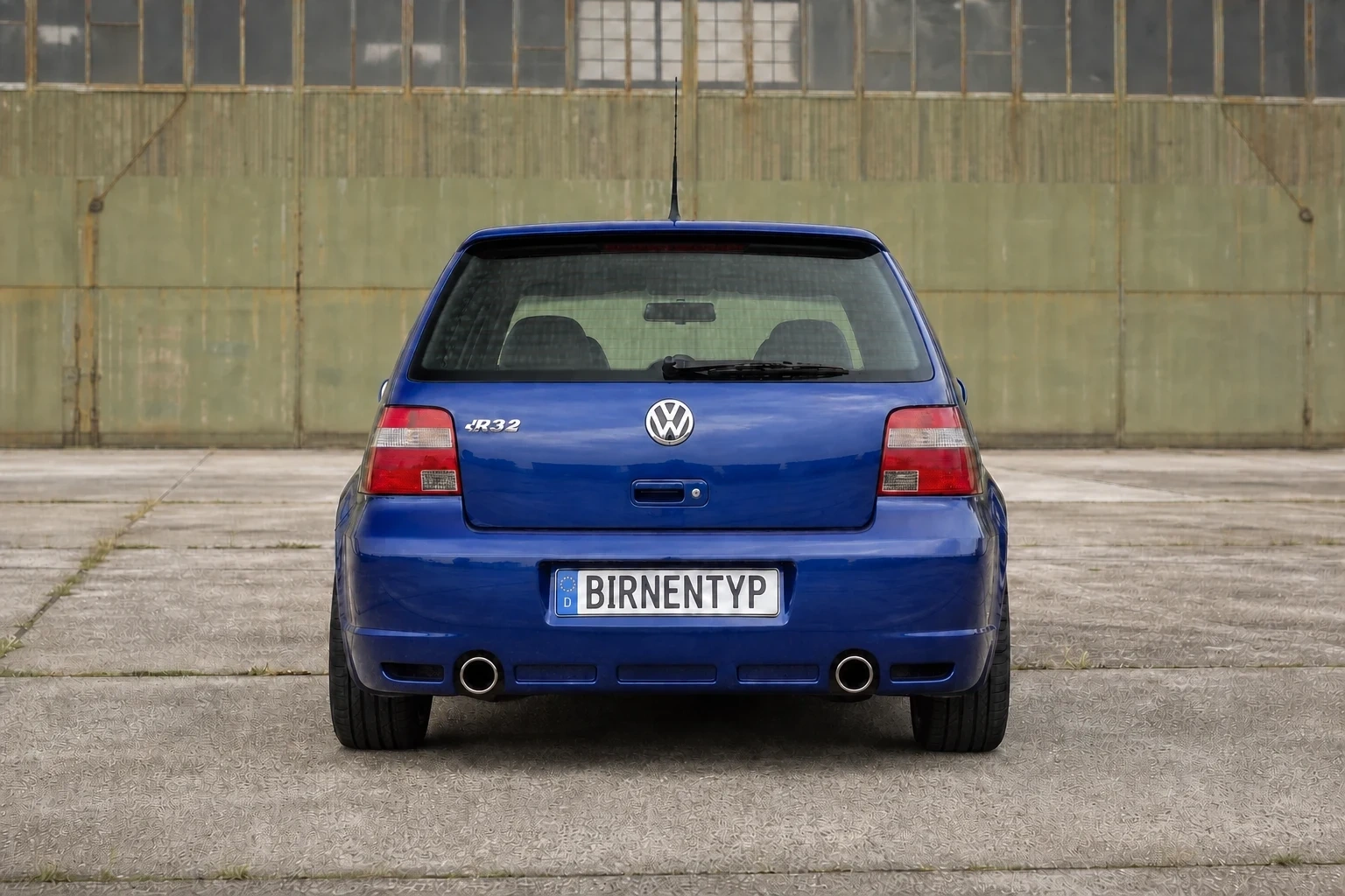 Heck-Ansicht des VW Golf IV (R32) (mit KI erzeugt)