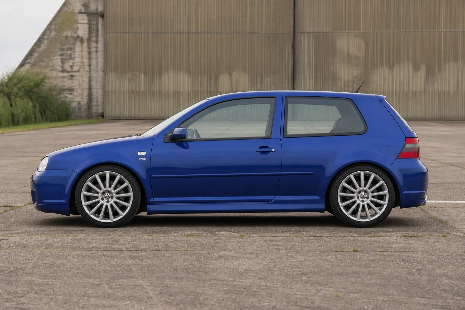 Seitenansicht (Fahrerseite) des VW Golf IV als R32 (mit KI erzeugt)