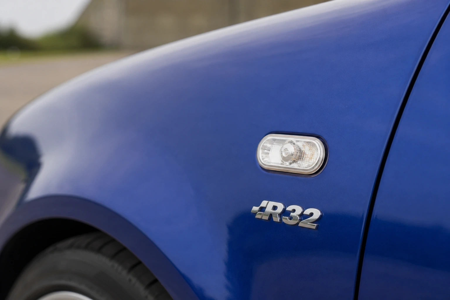 Seitenblinker des VW Golf IV; der rote Pfeil zeigt auf die Fassung (mit KI erzeugt)