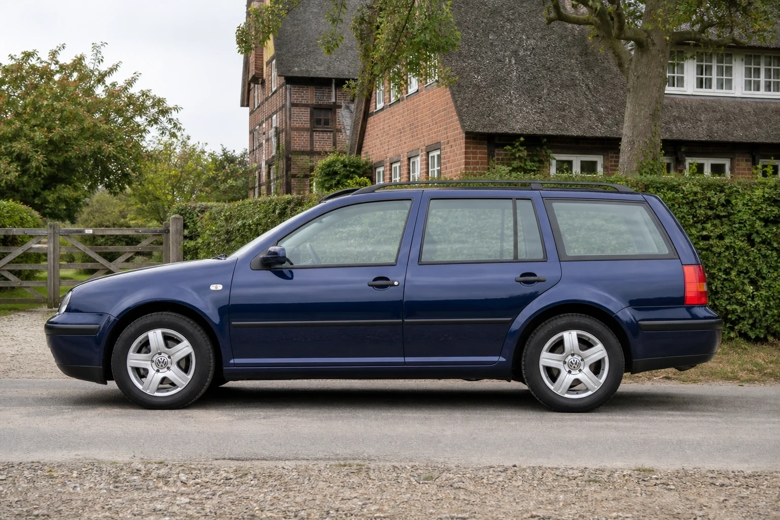 Seitenansicht (Fahrerseite) des VW Golf IV als Variant (mit KI erzeugt)