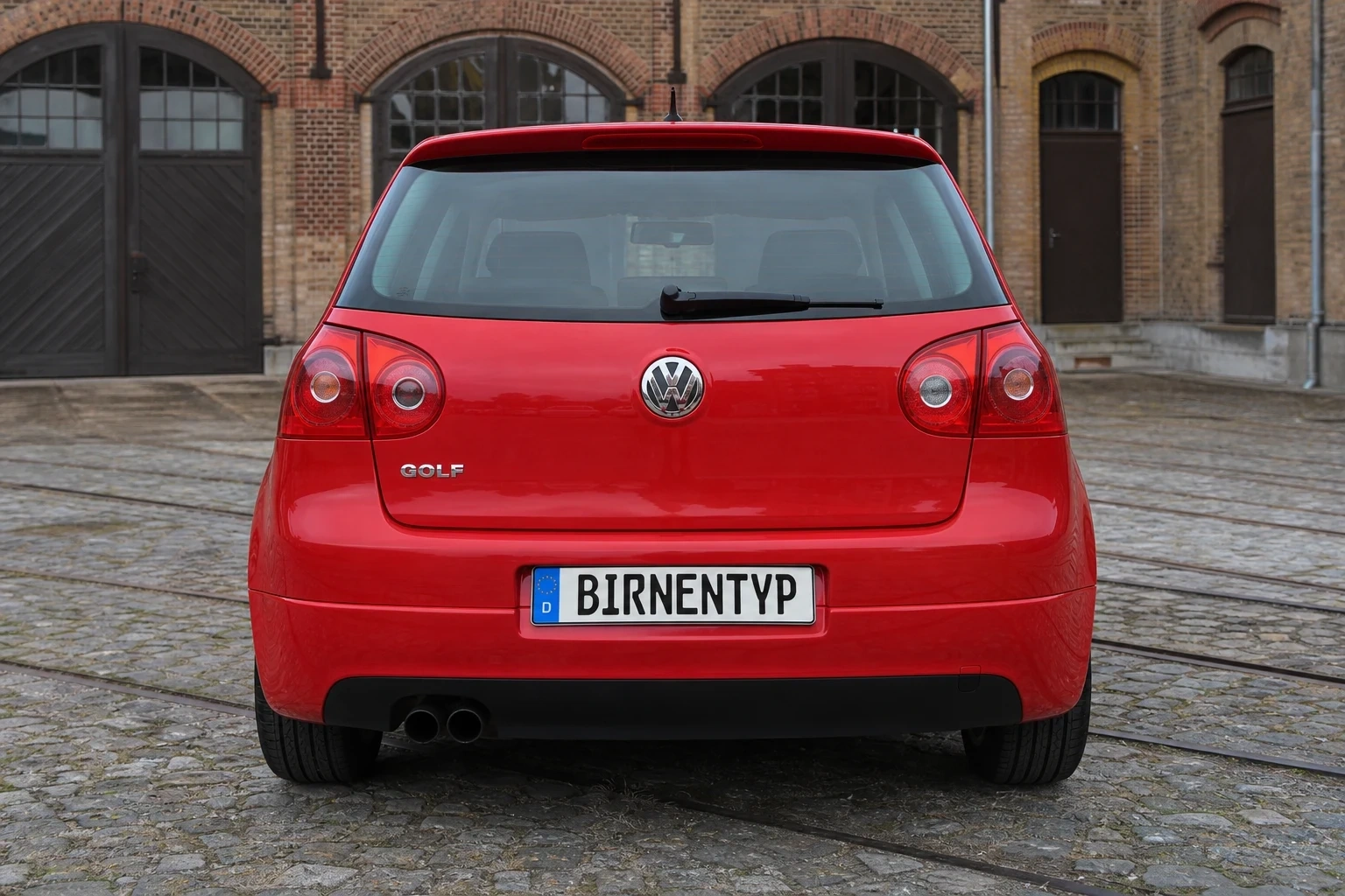 Heck-Ansicht des VW Golf 5 (3-Türer) (mit KI erzeugt)