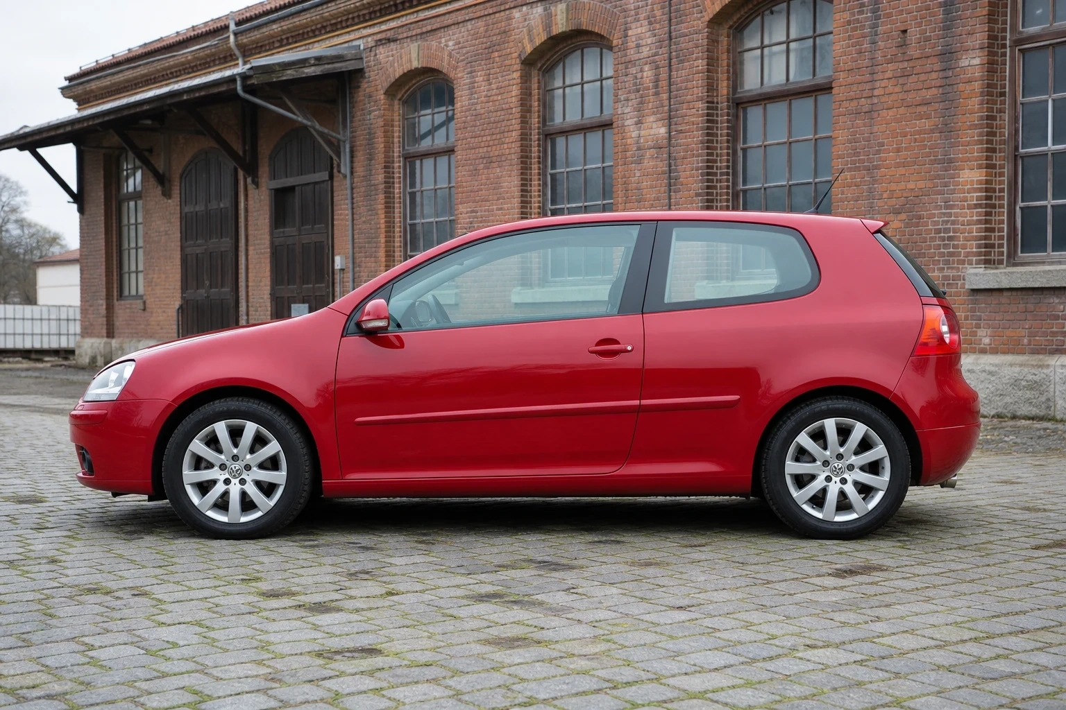 Seitenansicht (Fahrerseite) des VW Golf 5 als 3-Türer (mit KI erzeugt)