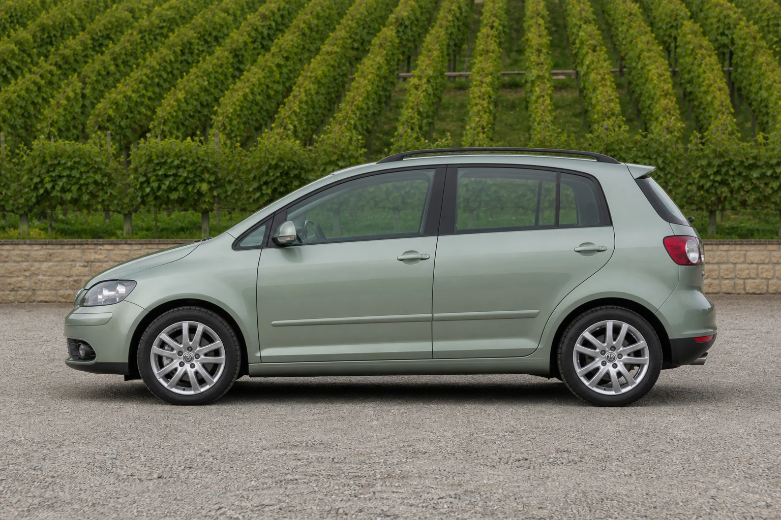 Seitenansicht (Fahrerseite) des VW Golf 5 als Golf Plus (mit KI erzeugt)