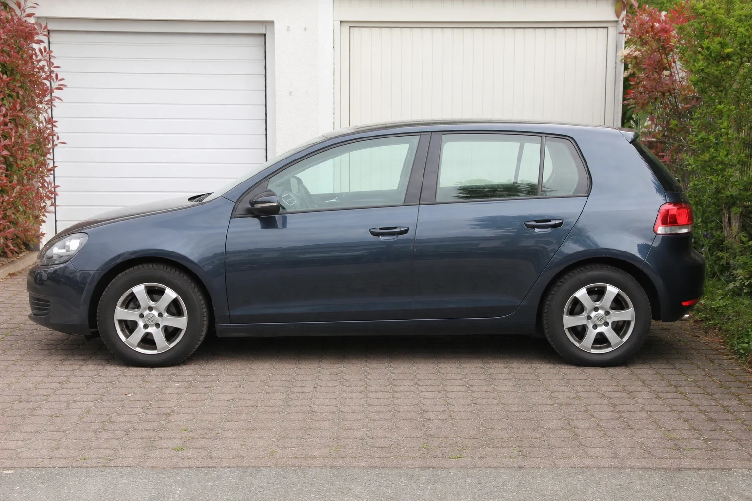 Seitenansicht (Fahrerseite) des VW Golf 6 Plus als 3-Türer, 5-Türer, Cabriolet (mit KI erzeugt)