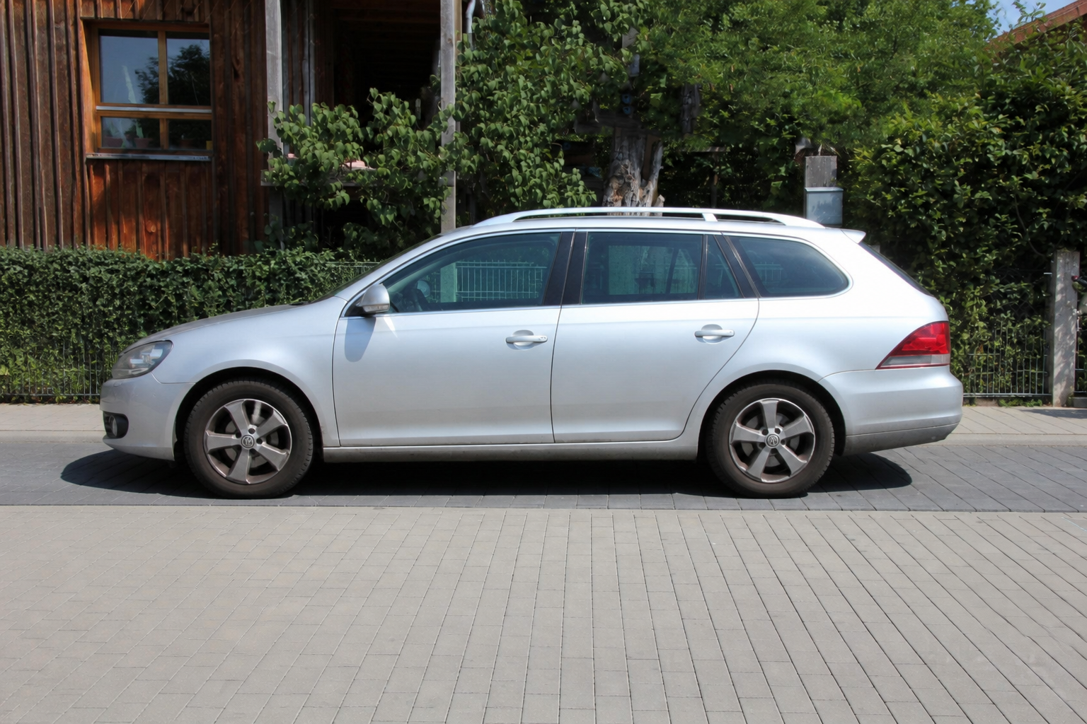 Seitenansicht (Fahrerseite) des VW Golf 6 Plus als Variant / Kombi (mit KI erzeugt)