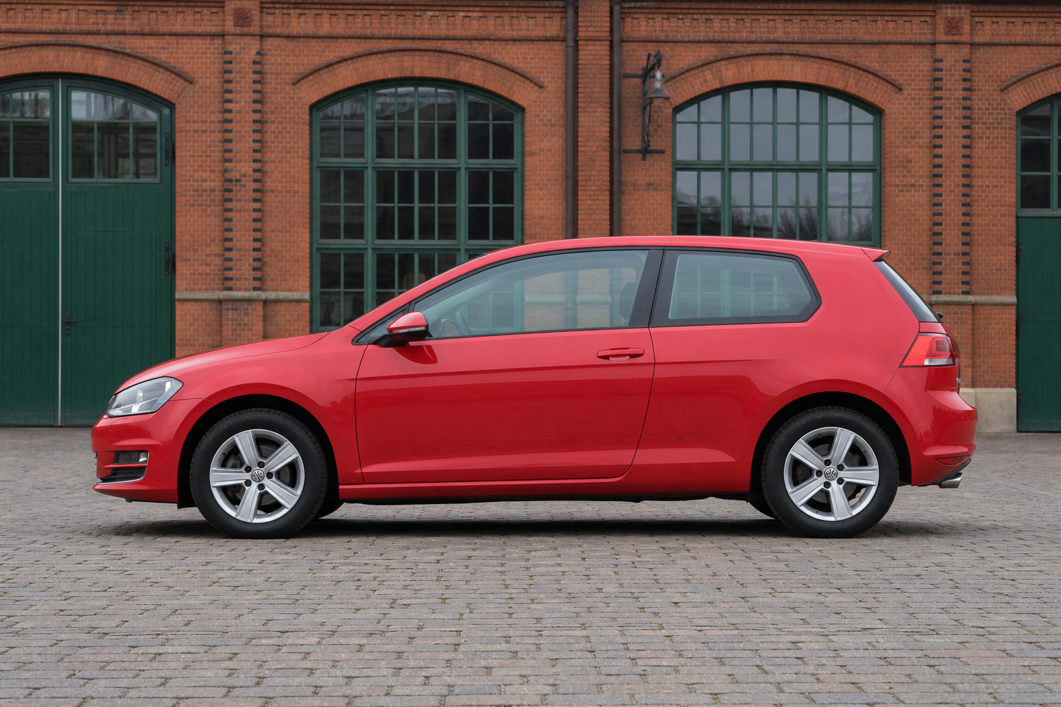 Seitenansicht (Fahrerseite) des VW Golf 7 als 3-Türer (mit KI erzeugt)