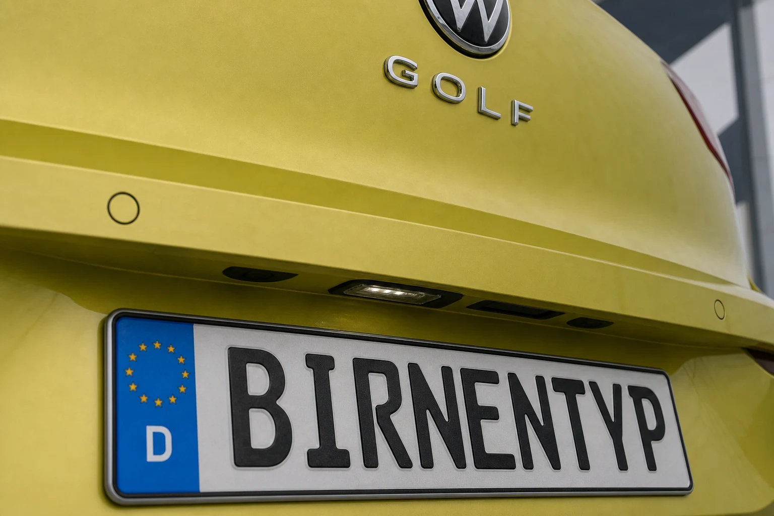 Kennzeichenbeleuchtung des VW Golf 8; der rote Pfeil zeigt auf die Fassung (mit KI erzeugt)