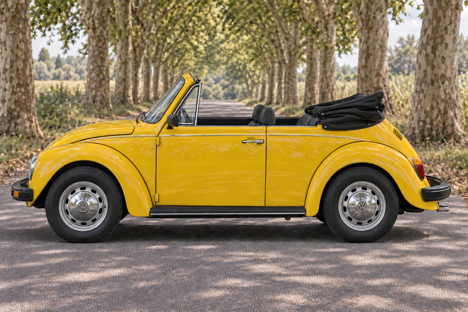 Seitenansicht (Fahrerseite) des VW Käfer 5 als 1303 Cabriolet (mit KI erzeugt)