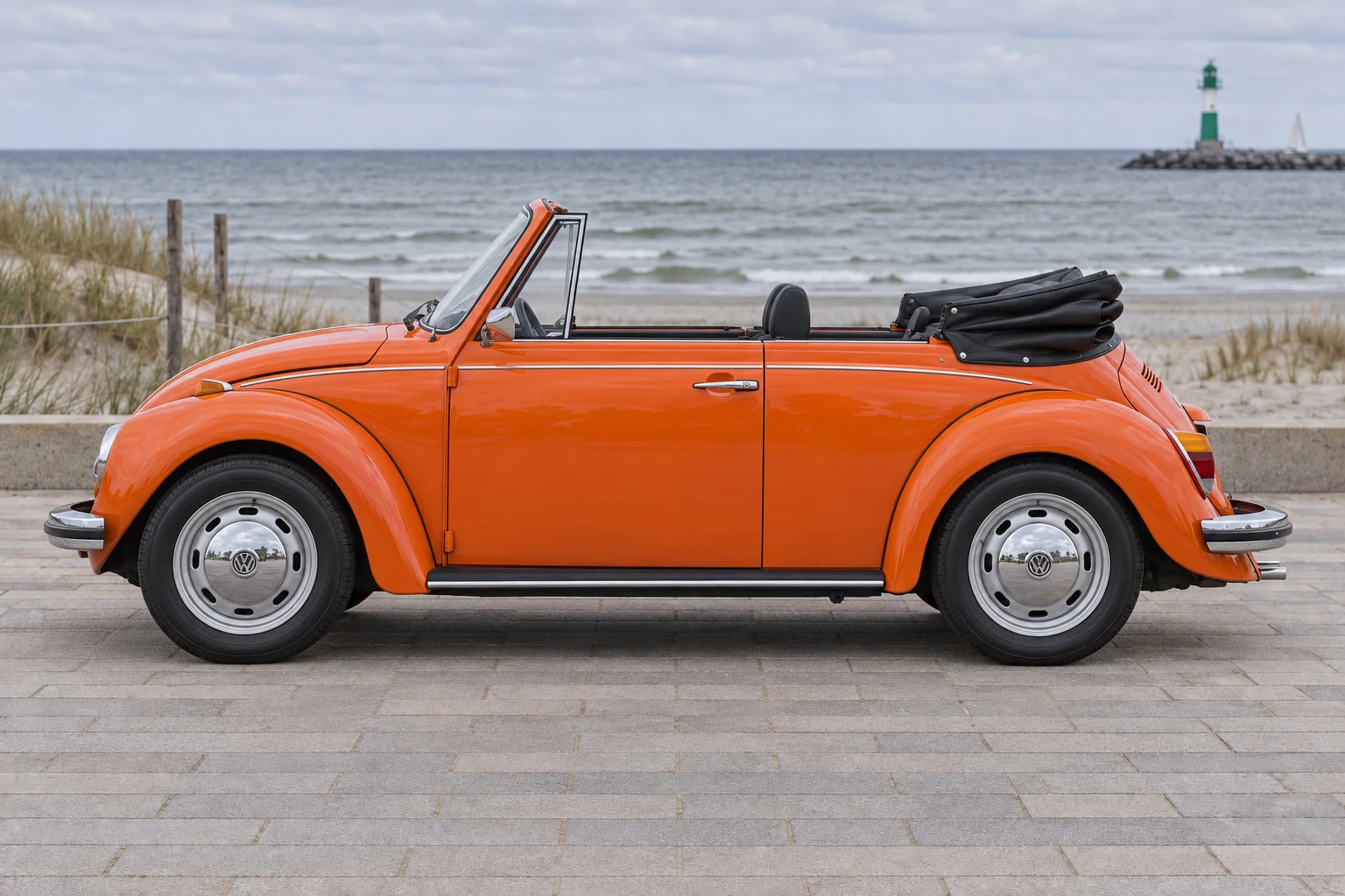 Seitenansicht (Fahrerseite) des VW Käfer 4 als Cabriolet (mit KI erzeugt)