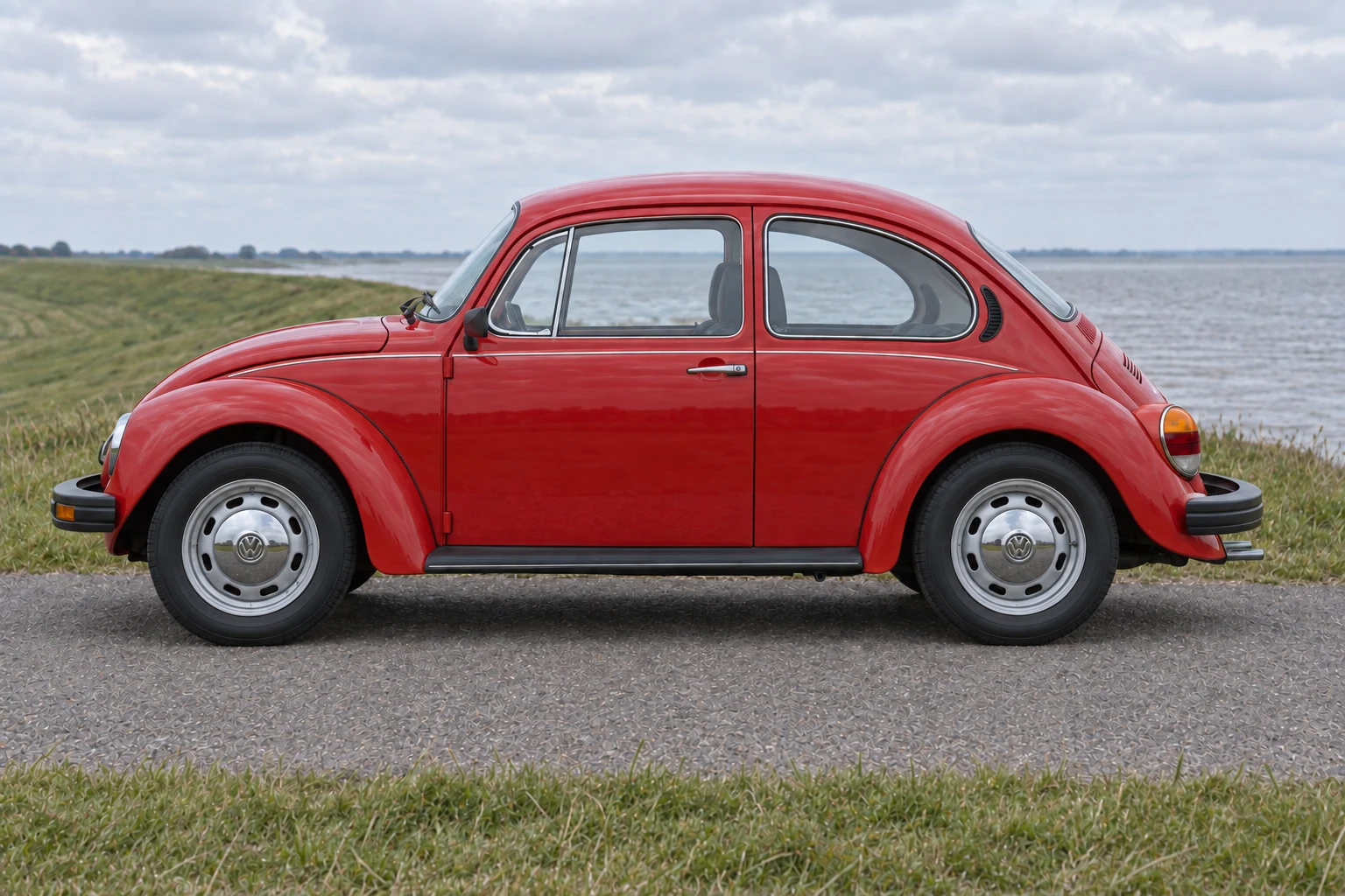 Seitenansicht (Fahrerseite) des VW Käfer 5 als Limousine 1200 L (mit KI erzeugt)