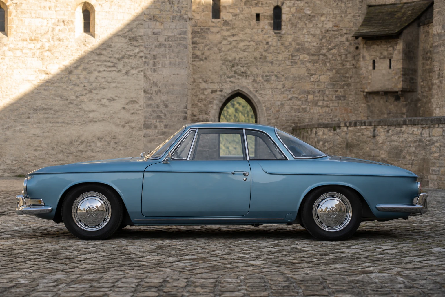 Seitenansicht (Fahrerseite) des VW Karmann Ghia 2 als Coupé (mit KI erzeugt)