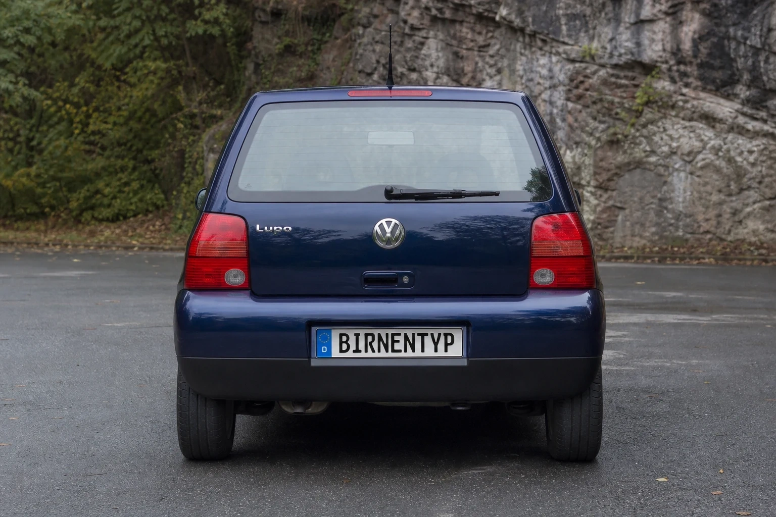 Heck-Ansicht des VW Lupo 1. Gen (mit KI erzeugt)