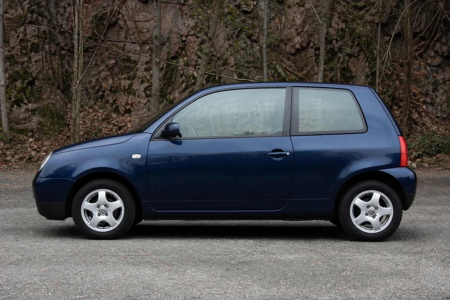 Seitenansicht (Fahrerseite) des VW Lupo 1. Gen als 3-, 5-Türer (mit KI erzeugt)