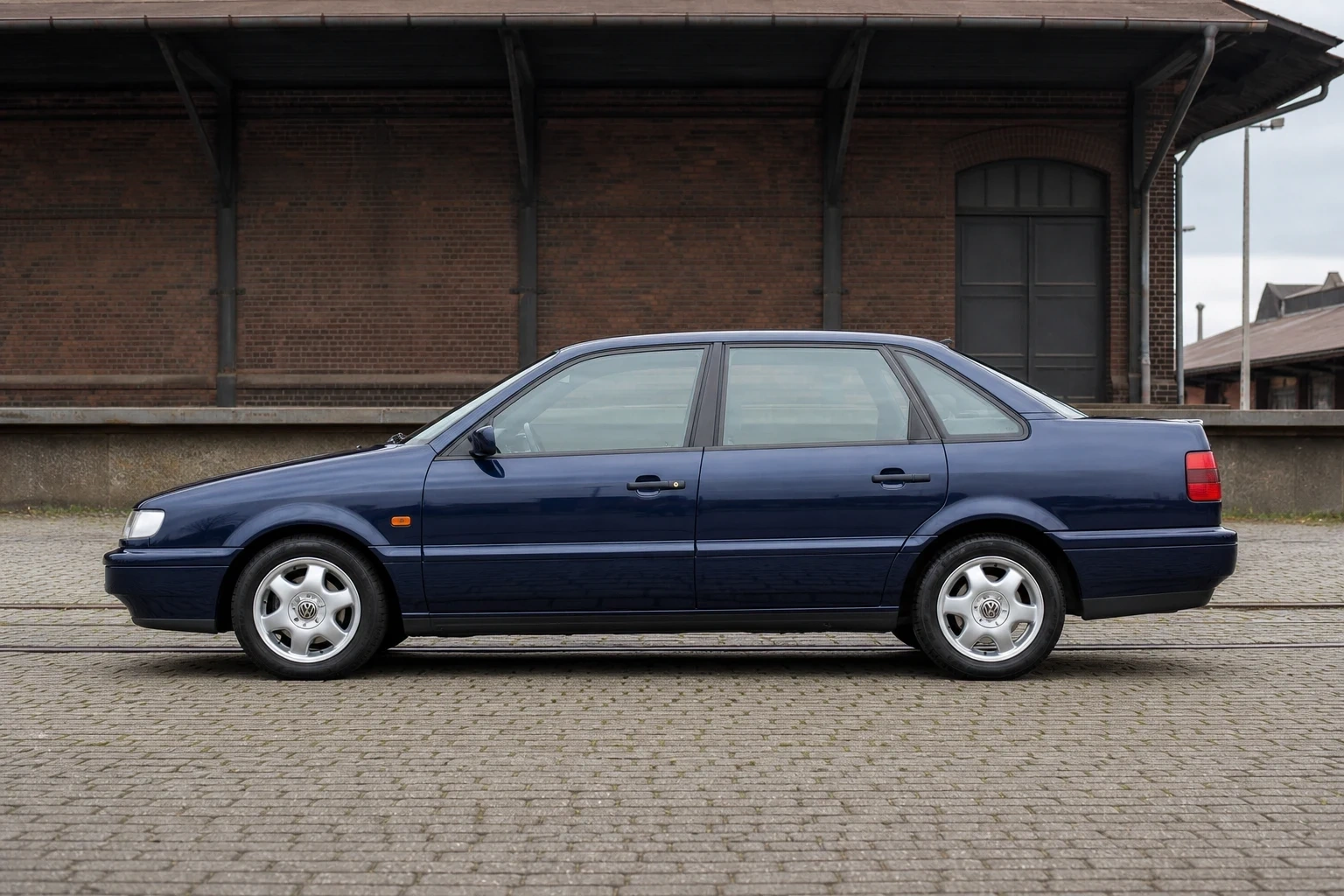 Seitenansicht (Fahrerseite) des VW Passat 3 & 4. Gen als Limousine (mit KI erzeugt)
